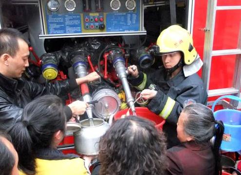 消防隊(duì)給西固蘭玻西社區(qū)居民送來(lái)水，市民排隊(duì)取水